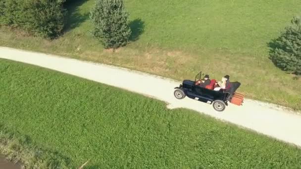 Eski Bir Araba Yolda Gidiyor Arkada Oturan Genç Bir Çift — Stok video