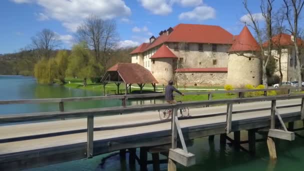 Filmato Giovane Uomo Bicicletta Sul Ponte Vicino Castello — Video Stock