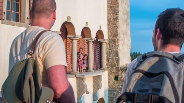 Des Amis Tiennent Debout Sur Les Différents Côtés Balcon Château — Video