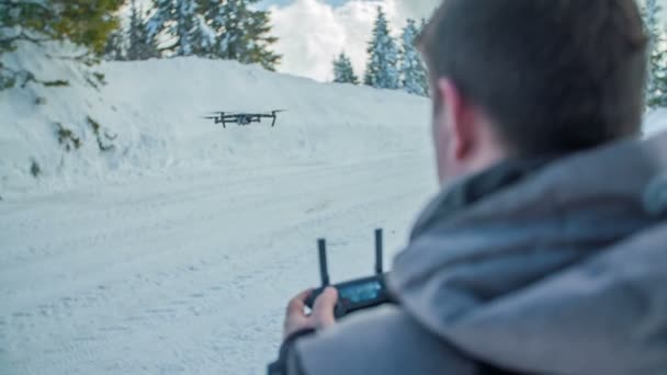 一名男子正在滑雪场驾驶直升机 一个男人在录东西 — 图库视频影像
