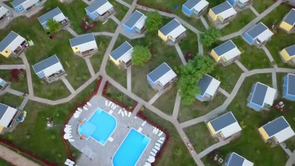 夏の村には2つのスイミングプールがあり 周辺には多くの家があります 救援地図の作成 — ストック動画