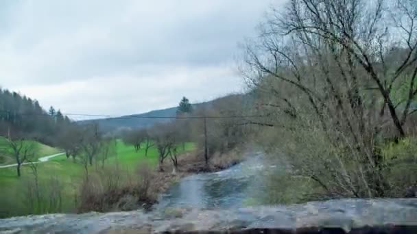 川を渡る橋の上を車が走っていて 人が田舎を観察している — ストック動画