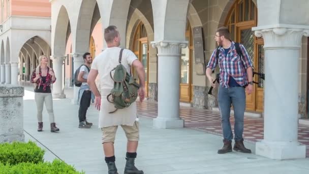 Grupp Ungdomar Sightseeing Stan Njuter Varandras Sällskap Och Har Kul — Stockvideo