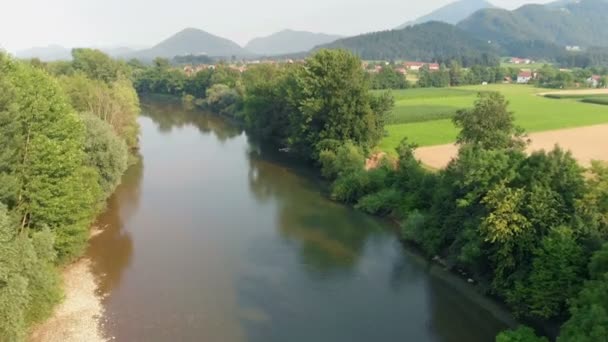 Břehu Řeky Stojí Nějací Lidé Stromy Příroda Jsou Tomto Ročním — Stock video