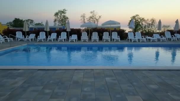 在一个漂亮的度假胜地的游泳池里过着平静的时光 — 图库视频影像