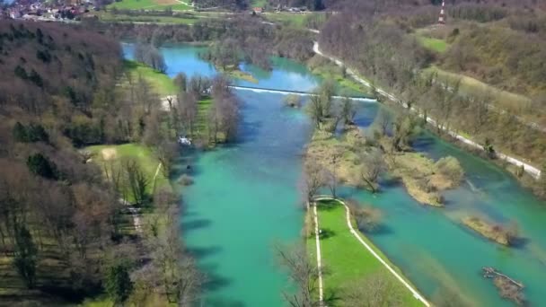 Luftaufnahmen Eines Wunderschönen Parks Mit Blauem Fluss Und Altem Schloss — Stockvideo