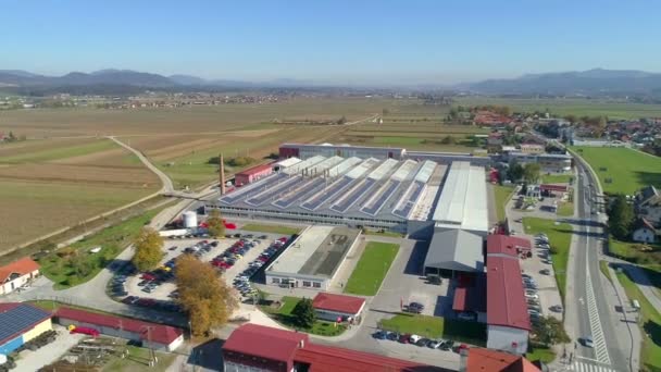 Een Grote Fabriek Aan Rand Van Een Stad Zijn Zonnepanelen — Stockvideo