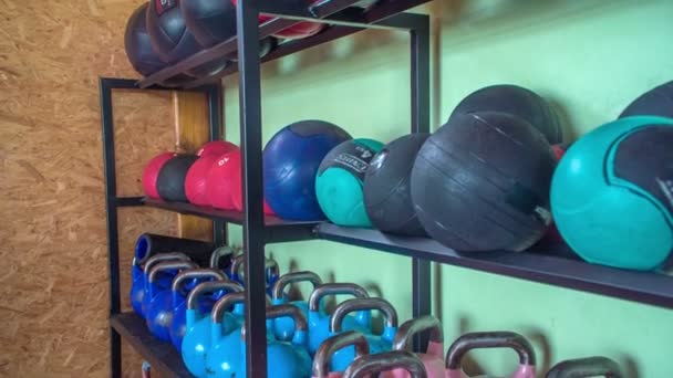 Βάρη Σχήμα Μπάλας Τοποθετούνται Στα Ράφια Του Γυμναστηρίου — Αρχείο Βίντεο