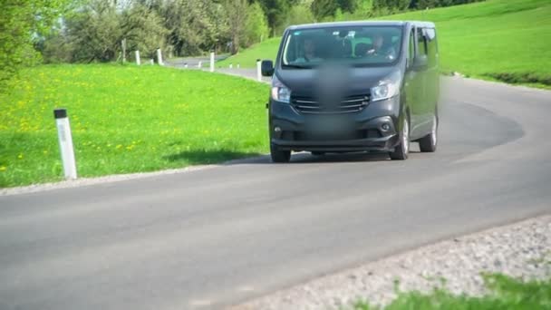 一辆载着一群年轻人的黑色面包车将在斯洛文尼亚四处旅行 — 图库视频影像