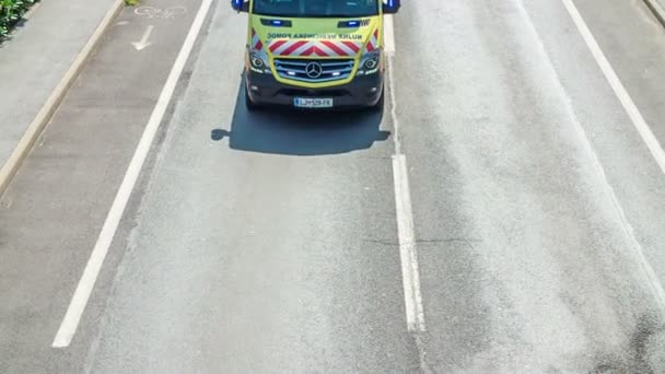 Ambulance Rijdt Weg Luchtfoto Moeten Aanwezig Zijn Tijdens Marathon Ervoor — Stockvideo