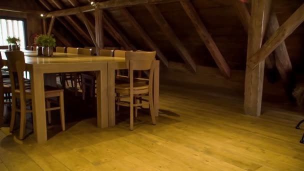 Een Grote Houten Tafel Zolder Stoelen Zijn Omheen Georganiseerd — Stockvideo