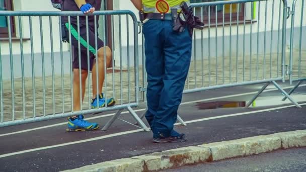 Policial Está Parado Frente Cerca Multidão Está Atrás Cerca — Vídeo de Stock