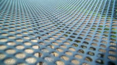 Demir bir ağ ve arkayı görmek mümkün..