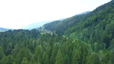 Dağlar ormanlarla doludur. Kırsal bölgeler muhteşem..