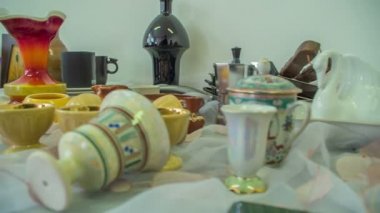 Mutfak tezgahında bir sürü eşya ve mutfak eşyaları var..