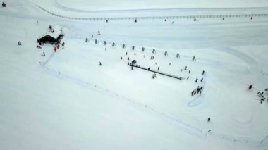Yeni başlayanlar için bir kayak pisti görebiliriz. Hava görüntüsü. Aşağıda küçük bir kulübe var..