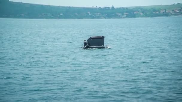 Homem Está Levantando Seu Barco Vela Que Caiu Água — Vídeo de Stock