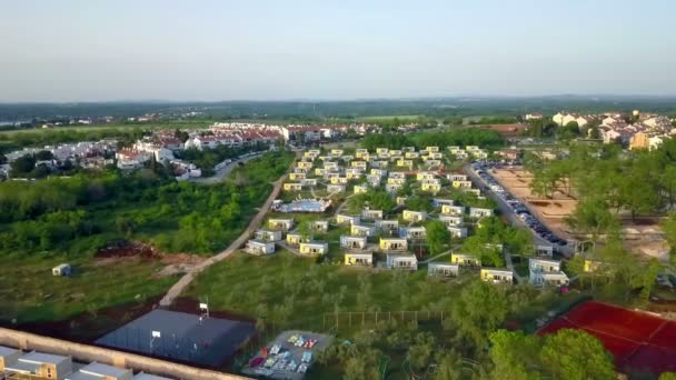 Uma Aldeia Com Casas Verão Resort Beira Mar Tiro Aéreo — Vídeo de Stock