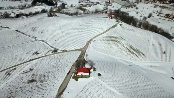 Sono Paio Case Con Tetti Rossi Cima Alle Colline Inverno — Video Stock