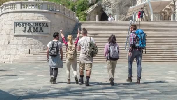 Sekelompok Wisatawan Muda Mendekati Pintu Masuk Dalam Gua Mereka Bersemangat — Stok Video