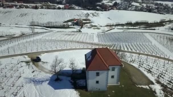 Widzimy Śnieżny Krajobraz Samotny Dom Szczycie Wzgórza Strzał Powietrza Wokół — Wideo stockowe