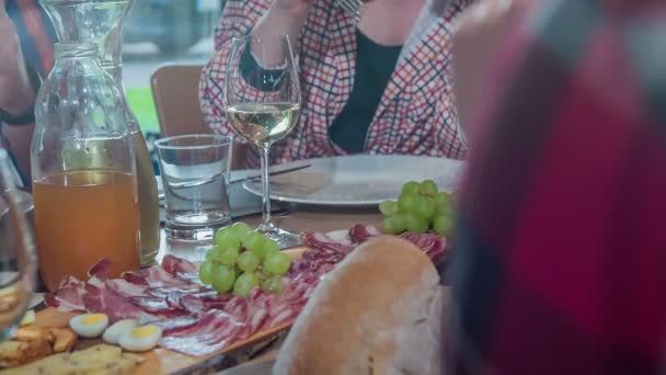 Bir Grup Arkadaş Bir Restoranda Lezzetli Yiyeceklerin Tadını Çıkarıyorlar Yeni — Stok video