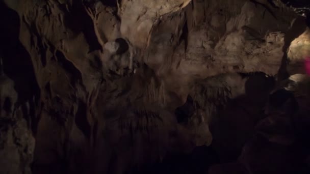 Está Muito Escuro Caverna Mas Ainda Podemos Ver Pedras Gotejamento — Vídeo de Stock