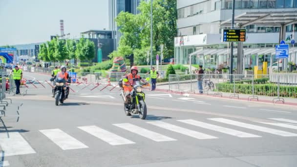 Dois Policiais Estão Montando Suas Motocicletas Eles Vão Seguir Frente — Vídeo de Stock