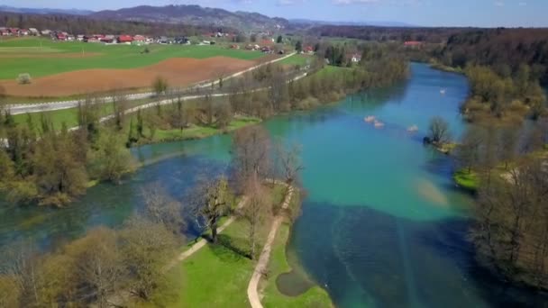 Rekaman Udara Taman Yang Indah Dengan Biru Sungai Dan Puri — Stok Video