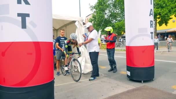 Turnaj Začal Cyklista Začal Jezdit Kole Přesně — Stock video