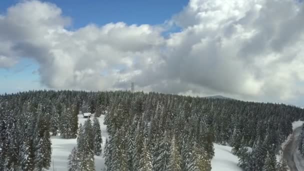 Widzimy Białe Chmury Niebieskim Niebie Ośrodku Narciarskim Wzgórzu Znajduje Się — Wideo stockowe