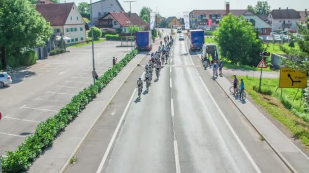 Kerékpárosok Szép Sorban Bicikliznek Mögöttük Pedig Egy Autó Halad Légi — Stock videók