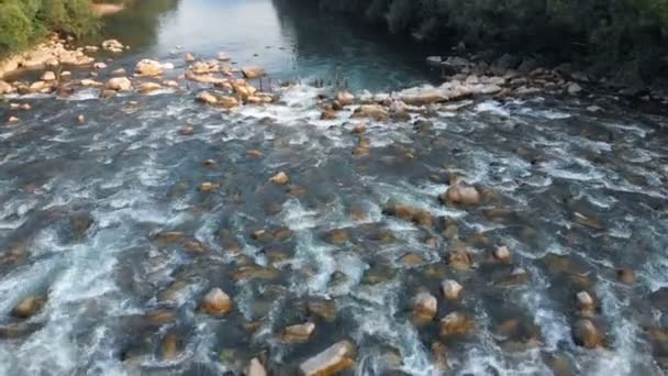 Woda Płynie Między Kamieniami Rzece Widzimy Rzeczne Prądy Pianę Powierzchni — Wideo stockowe