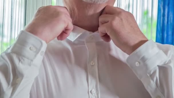 Damat Gömleğinin Ona Yakıştığından Emin Olmak Istiyor — Stok video