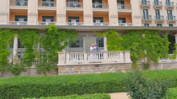 Einen Wunderschönen Hotelpalast Und Ein Ehepaar Das Auf Dem Balkon — Stockvideo