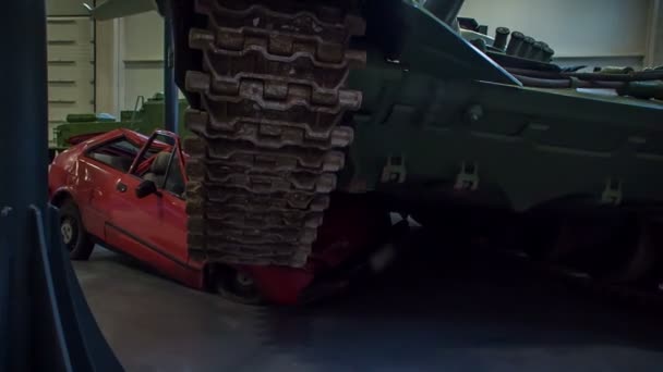 Enorme Carro Armato Una Piccola Auto Rossa Che Completamente Danneggiata — Video Stock