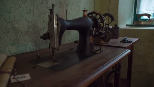 Столі Стоїть Стара Швейна Машинка Старомодному Будинку — стокове відео