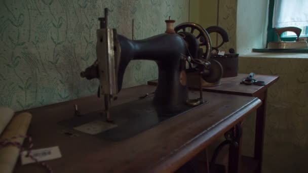 Hay Una Vieja Máquina Coser Sobre Mesa Una Casa Pasada — Vídeo de stock