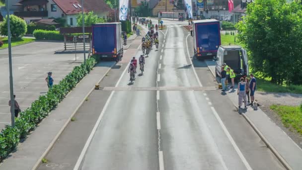 第一批 也是最快的公路自行车赛车手来了 空中射击 今天是马拉松赛的好日子 — 图库视频影像
