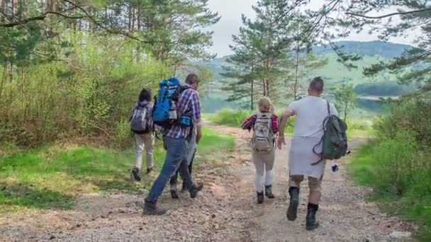 Grupo Jovens Está Correndo Por Uma Floresta Direção Lago — Vídeo de Stock