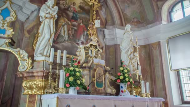 Innerhalb Der Kirche Können Wir Einige Statuen Skulpturen Und Deckenfresken — Stockvideo