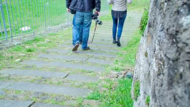 Toeristen Zijn Klaar Met Hun Tour Lopen Bergafwaarts Twee Van — Stockvideo