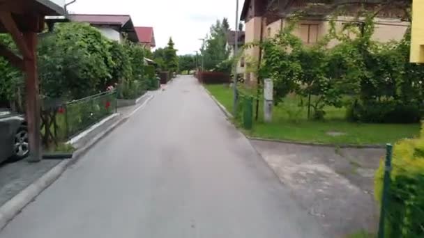 Mahallede Dar Bir Sokakta Bir Araba Sürüyor Etrafta Bir Sürü — Stok video