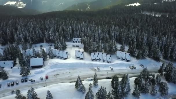 Gibt Viele Holzhäuser Einem Skigebiet Alle Dächer Sind Mit Schnee — Stockvideo