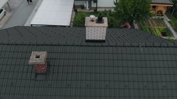 我们可以看到那栋大房子上有一个潮湿的屋顶 还有一个烟囱 空中射击 — 图库视频影像