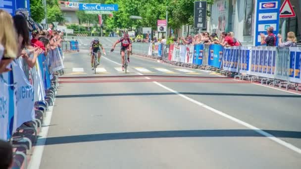 Dos Ciclistas Carretera Cruzan Línea Meta Juntos Incluso Toman Mano — Vídeos de Stock