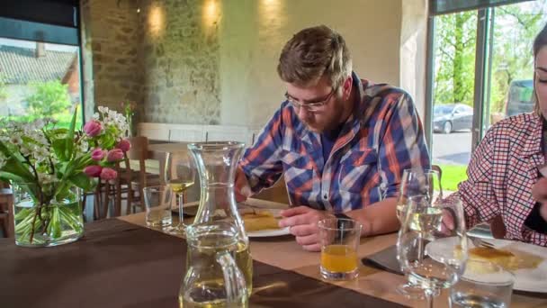 Přátelé Došli Konec Svého Jídla Jedné Restaurace Současné Době Jedí — Stock video