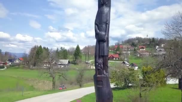 Svart Monument Midt Landsbyen Solen Skinner Dagen Virkelig Vakker – stockvideo