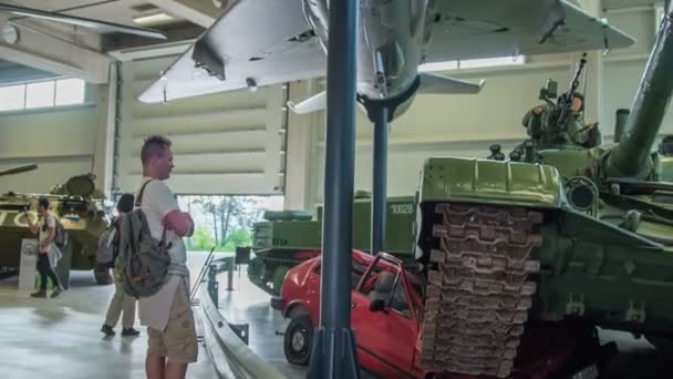 Bir Grup Turist Bir Müzede Dolaşıyorlar Askeri Araçları Izliyorlar — Stok video