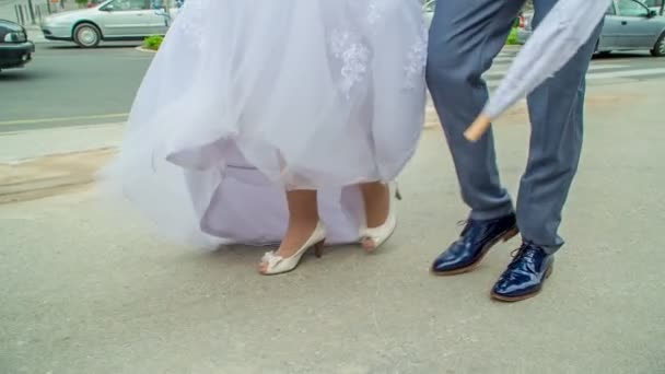 Genç Bir Adam Evlenen Geline Eşlik Ediyor — Stok video